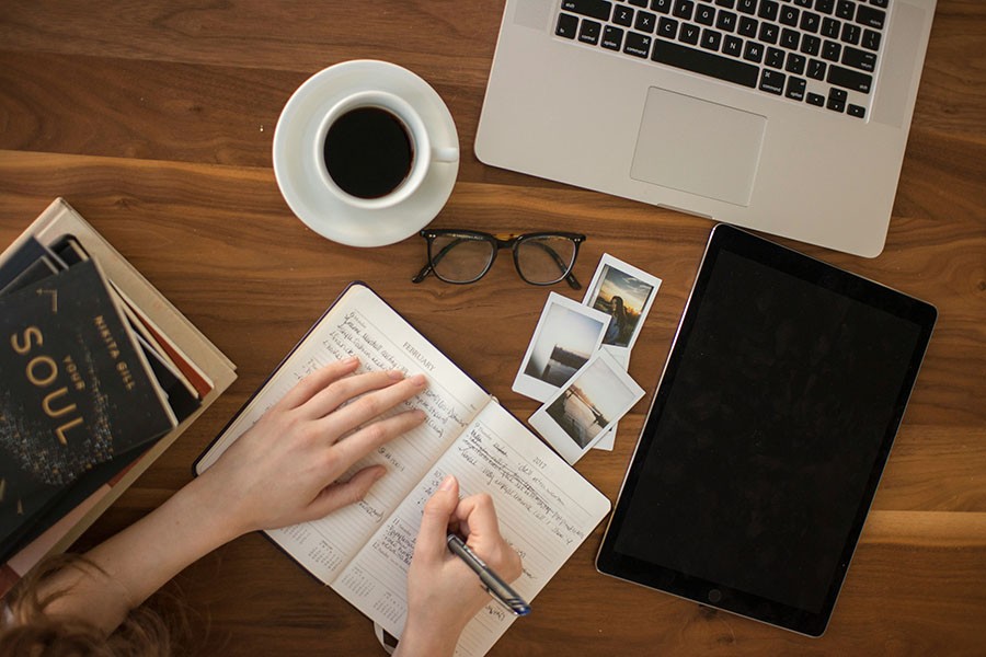 5-Caption-Writing-Techniques-That-Hook-Instantly-And-Keep-People-Watching